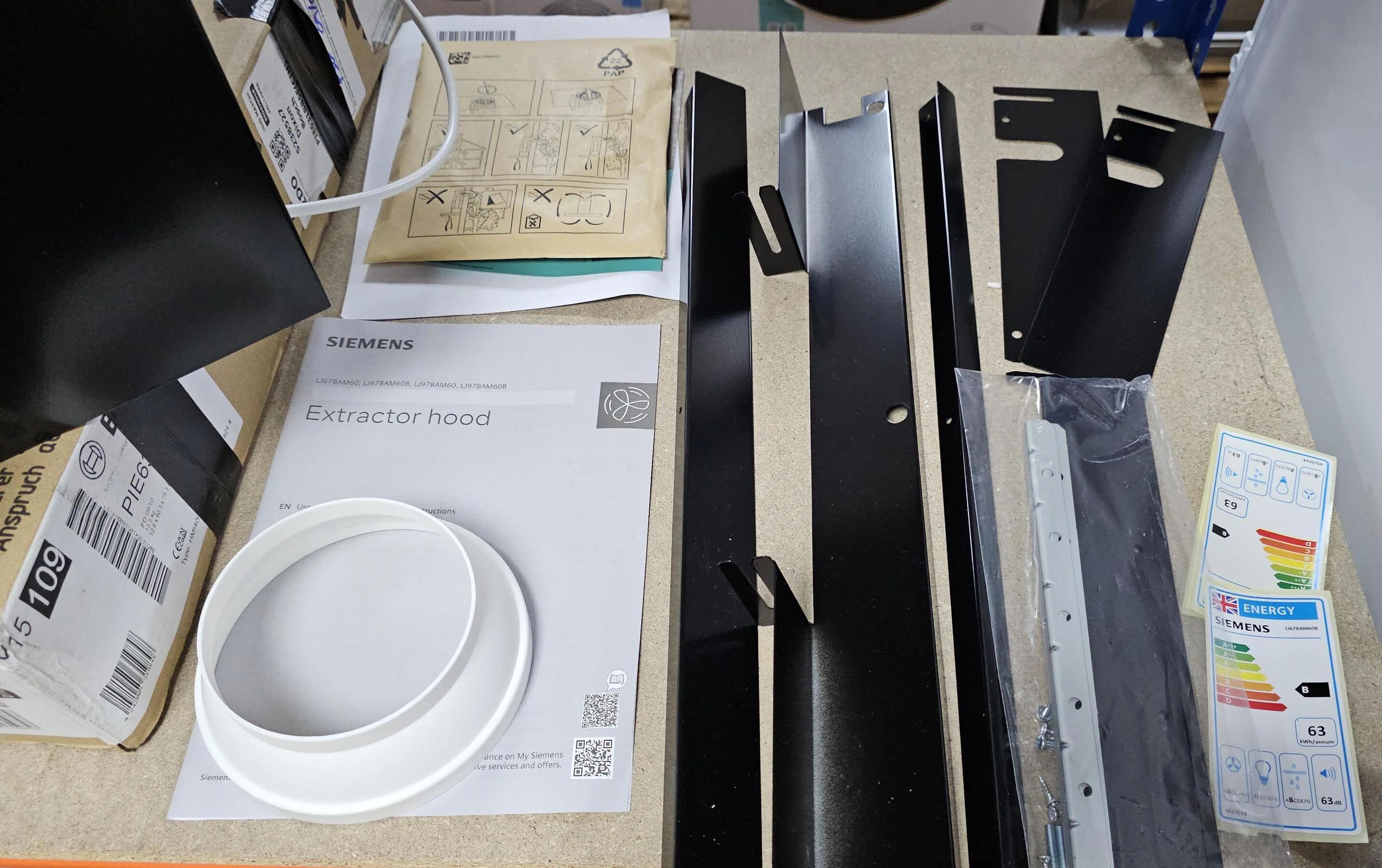 Siemens Integrated Hood LJ67BAM60B-CLEARANCE - Black And Glass - Image 5